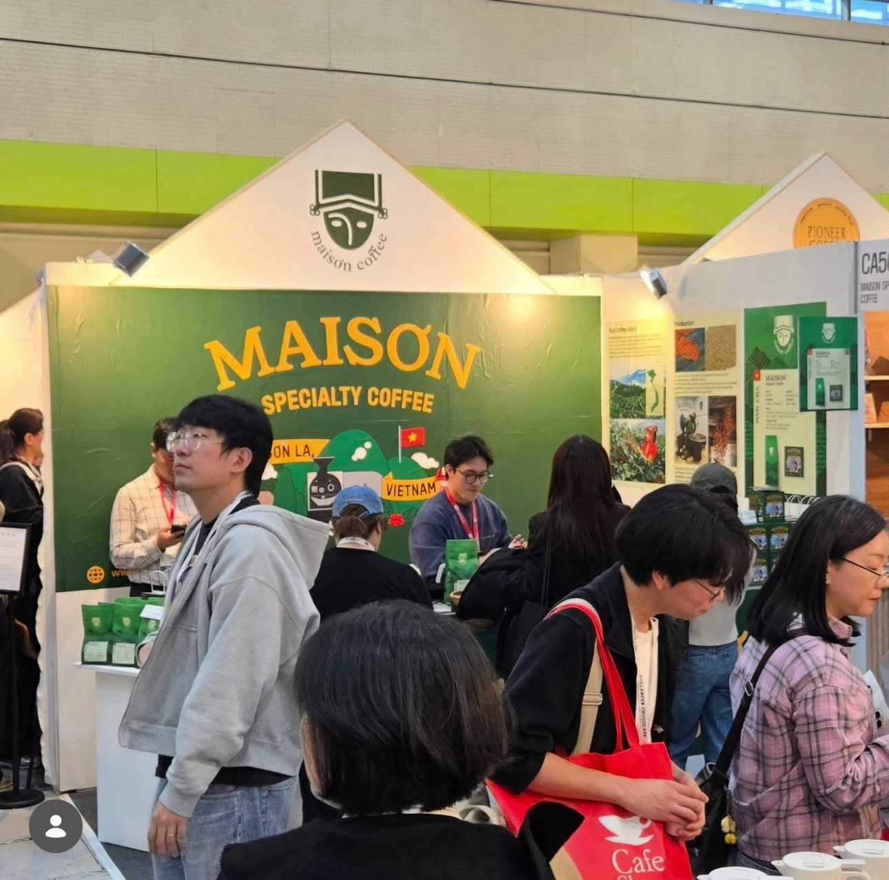 Khách tham quan tụ tập tại gian hàng Maison Coffee ở một hội chợ cà phê