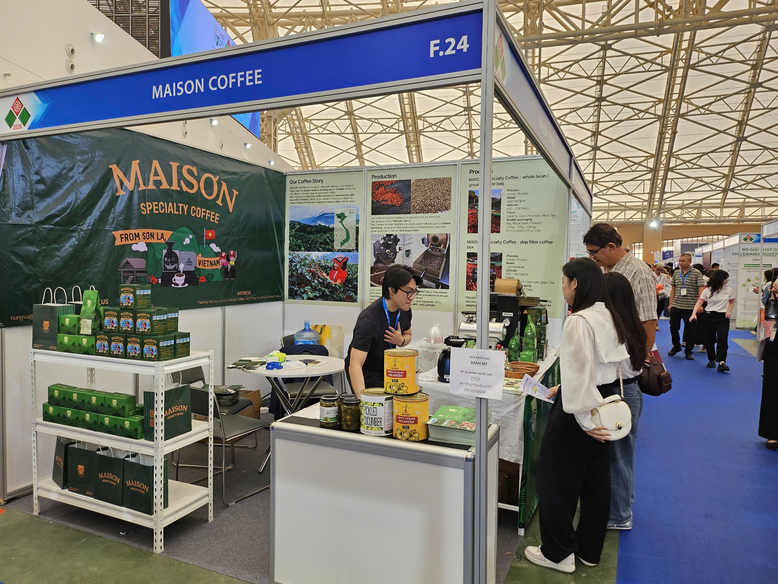 Khách tham quan xem cà phê Maison Specialty tại gian hàng hội chợ xuất khẩu